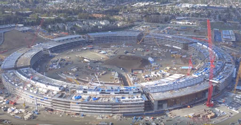 Voici où en est le chantier de construction du futur siège d’Apple, en Californie. Son inauguration est prévue début 2017. © Duncan Sinfield, YouTube (capture d'écran)