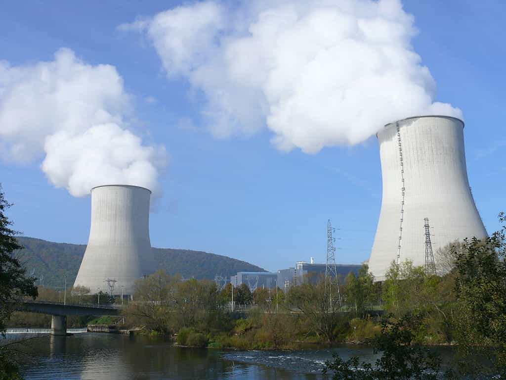 La France compte 58 réacteurs nucléaires produisant de l'électricité dans dix-neuf centrales nucléaires. À l’image, la centrale nucléaire de Chooz située à la frontière avec la Belgique. © MOSSOT, Wikipédia, GNU 1.2