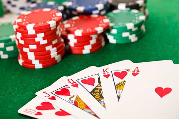 Le programme informatique Cepheus mis au point par une équipe de chercheurs de l’université de l’Alberta est présenté comme imbattable à l’une des variantes du poker nommée Texas Hold'em à limite fixe en tête-à-tête. Pour parvenir à ce résultat, le logiciel a été entraîné pendant deux mois en enchaînant les parties contre lui-même. Au total, il aura joué plus d’un milliard de milliards de mains. © History Channel, domaine public