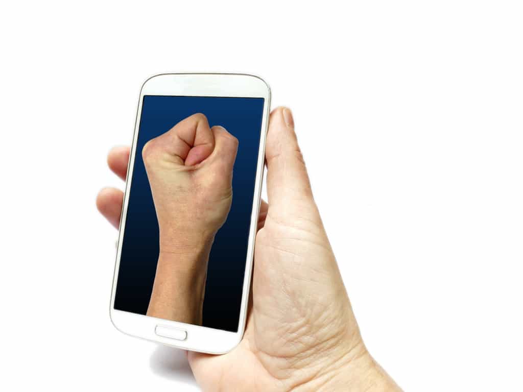 Aujourd’hui, l’écran tactile et la reconnaissance vocale sont les deux principales interfaces pour interagir avec un smartphone. Avec ForcePhone, le professeur Kang Shin veut en ajouter une nouvelle grâce aux ultrasons. © Ilona Koeleman, Shutterstock