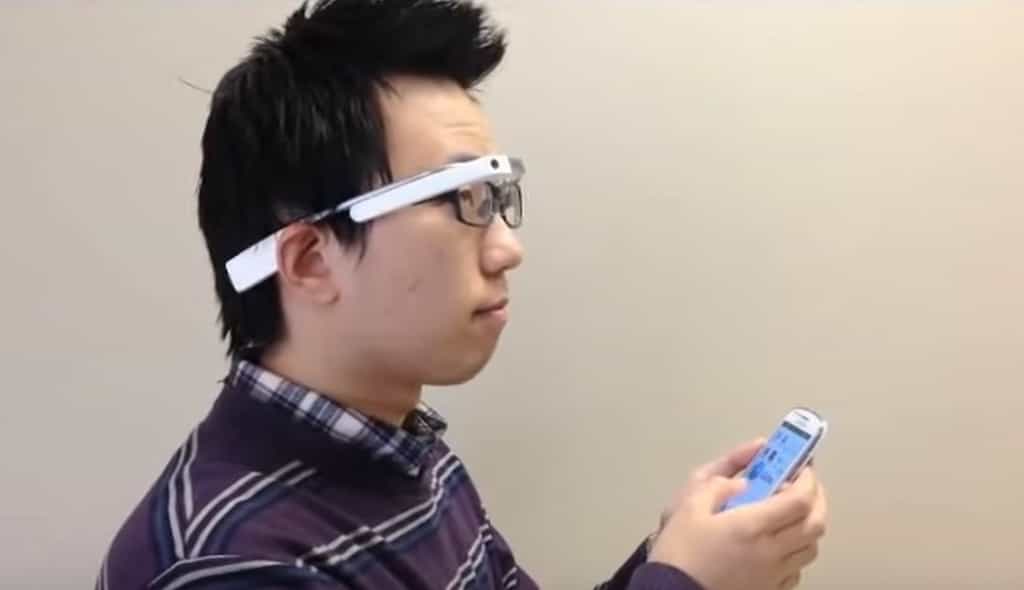 En déplaçant sa tête, l'utilisateur déplace la zone agrandie de l'écran du smartphone apparaissant dans les lunettes. © Luo Lab