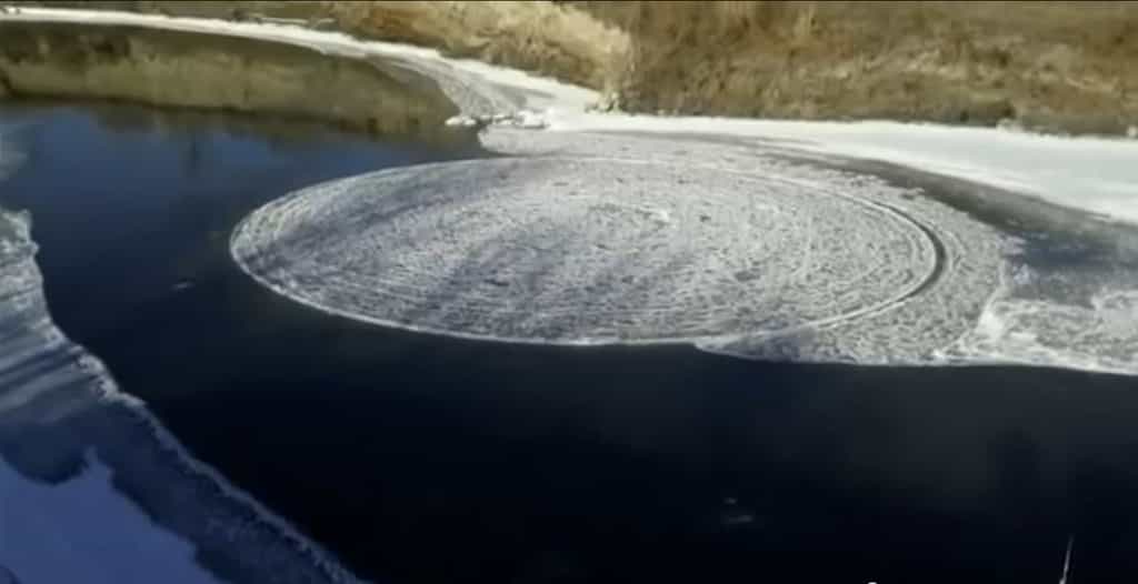 George Loegering a observé ce cercle de glace en novembre, dans un méandre de la rivière Sheyenne. © Capture d'écran, GlobalNewsinWorld, YouTube