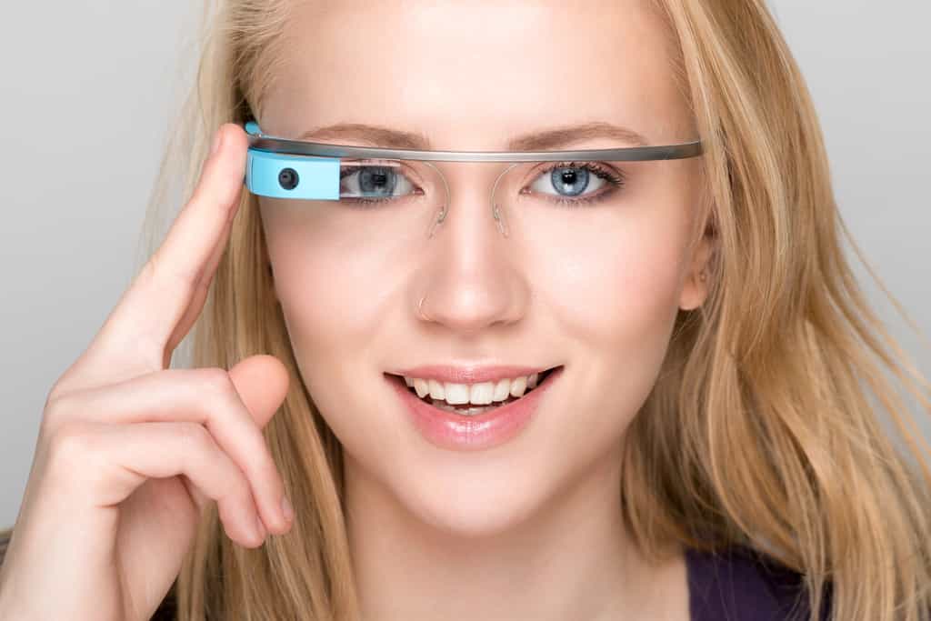 Lancées en fanfare en 2013, les Google Glass n’ont finalement pas convaincu. Google a stoppé leur production en 2015 sans pour autant abandonner le projet. En 2019, sont apparues des Google Glass 2, une version destinée aux professionnels. © Giuseppe Costantino, Shutterstock