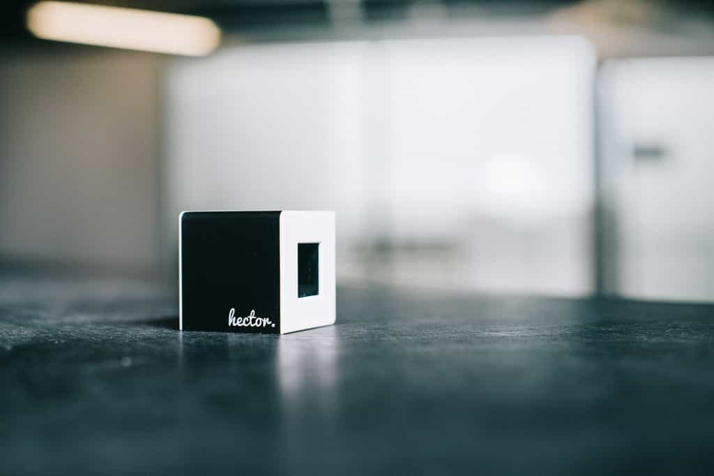 Dans ce petit cube en plastique , des capteurs mesurent la température ambiante, l’humidité et la pression atmosphérique. © Hector

