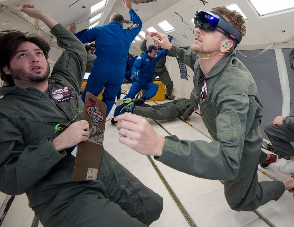 La Nasa aimerait bien envoyer plusieurs paires de lunettes à réalité augmentée HoloLens dans la Station spatiale internationale. Après une batterie de tests, elles pourraient servir aux astronautes à échanger plus efficacement avec les équipes. © Nasa