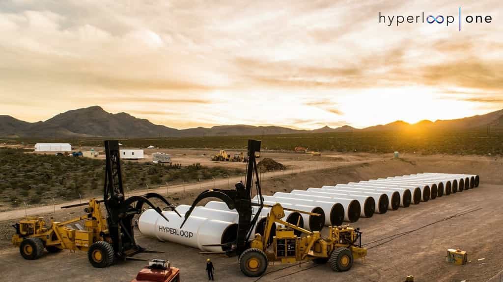 Après avoir testé avec succès le système de propulsion de son Hyperloop, Hyperloop One est en train d’assembler un tronçon d’essai sur son site basé dans le Nevada (États-Unis). Un test de prototype à échelle réelle sera conduit en fin d’année. Avec l’entreprise russe Summa Group, la société nord-américaine a pour but de transporter du fret entre la Chine et l’Europe en une journée. © Hyperloop One