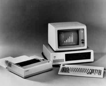 En 1981, le premier PC d’IBM était le modèle 5150. Il pouvait se brancher à une simple télévision domestique et était animé par le système d'exploitation de MS-Dos créé par Bill Gates et Paul Allen, les deux jeunes patrons d'une petite société appelée Micro-Soft... Ce Personal Computer (ou PC) était plus puissant que les mastodontes, occupant 1.000 m² et monopolisant le travail de 60 techniciens, qu'IBM avait créés 20&nbsp;ans plus tôt. Il allait tout bonnement faire rentrer l’informatique dans les foyers. © IBM