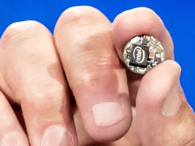 Intel lance un nouveau micro-ordinateur dont la taille ne dépasse pas celle d’un bouton. Il intègre un processeur, de la mémoire de stockage, un module Bluetooth, un accéléromètre et un gyroscope. © Intel