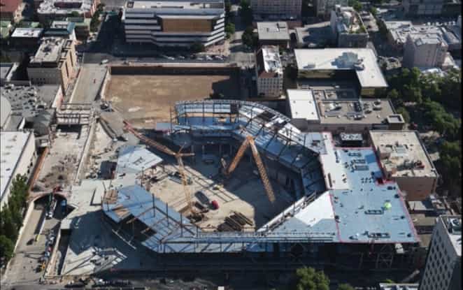 Le chantier du nouveau stade de l’équipe de basket-ball des Kings de Sacramento est surveillé quotidiennement par des drones qui filment l’avancée des travaux. Grâce à la modélisation 3D, le chef de chantier peut constater les éventuels retards par rapport au plan de marche établi par les architectes et même identifier les équipes responsables. © The Sacramento Bee