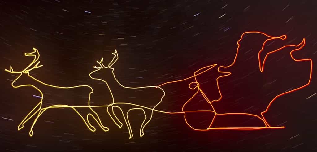 Ce traîneau du Père Noel a été dessiné avec un source lumineuse par un drone de haute précision. © Ascending Technologies