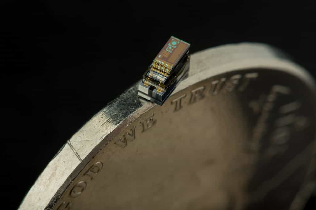 Le Micro Mote est à ce jour le plus petit ordinateur au monde. Alimenté par une cellule photovoltaïque qui charge sa batterie, il peut fonctionner en totale autonomie et envoyer des informations par liaison sans fil. © Michigan University