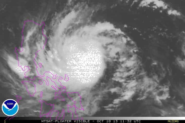 Le typhon Nari vu par le satellite MTSat le 10 octobre 2013 à 11 h 32 UTC. © NOAA