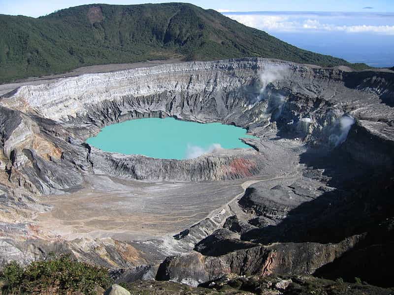 Le Poas est un stratovolcan du Costa Rica qui culmine à 2.708 m. Son cratère abrite le lac Poas, ici en photo. Il s'agit du lac le plus acide du monde. © Peter Andersen, GNU 1.2