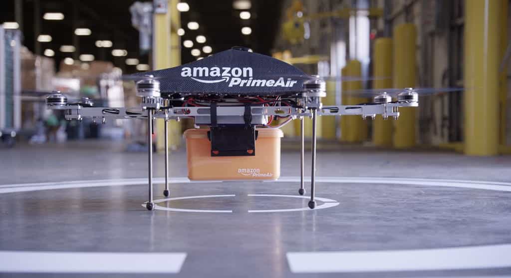 Annoncé en 2013, le projet de livraison par drones Amazon Prime Air a d’abord suscité l’incrédulité et le scepticisme. Si les obstacles techniques et juridiques sont encore nombreux, le géant américain persévère et n’est désormais plus le seul à envisager cette solution. © Amazon