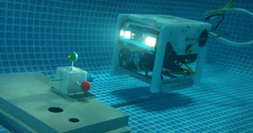 Ce robot sous-marin conçu à l’université japonaise d’Okayama est capable de se déplacer de façon autonome et de repérer des cibles avec une précision de cinq millimètres. Pour cela, il associe une technologie de vision en 3D stéréoscopique avec un sonar. © Okayama University