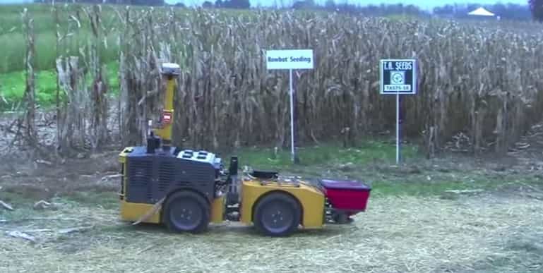 Le Rowbot est un robot agricole autonome conçu pour pulvériser de l’engrais au pied des plants de maïs. Actuellement testé aux États-Unis dans le Minnesota, il offre aux agriculteurs la possibilité de faire mieux coïncider l’apport d’engrais avec les besoins de la plante en pleine croissance. © NoTillFarmerMagazine, YouTube