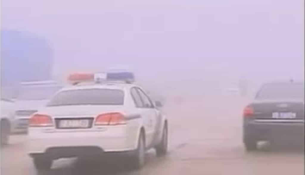Un smog épais a littéralement paralysé la ville d’Harbin située dans le nord de la Chine. Si actuellement la qualité de l’air s’améliore, on ne peut pas en dire autant pour les villes voisines. À Changchun, l’indice de qualité de l’air a atteint la valeur maximale, indiquant qu’il est dangereux de respirer l’air extérieur. © Capture d'écran, TVonline, YouTube