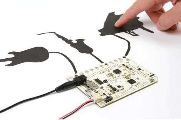 Associée à la peinture conductrice mise au point par Bare Conductive, le module Touch Board permet de créer facilement des applications associant le toucher au son. © Bare Conductive