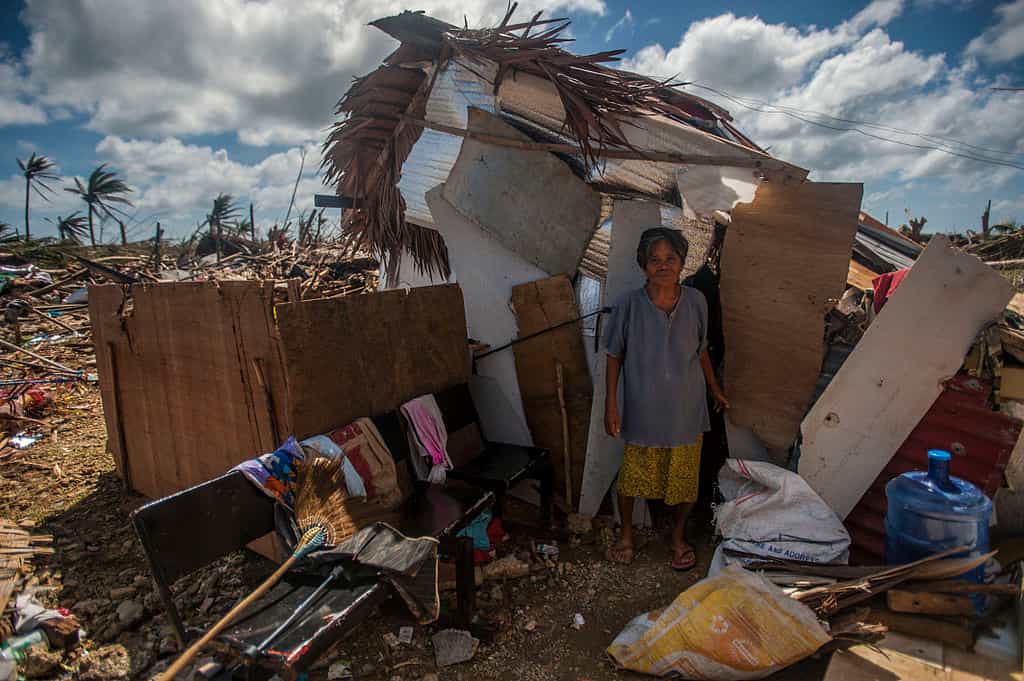 Le passage du typhon Haiyan dans la région de Guiuan est responsable de milliers de décès, et des centaines de personnes sont encore portées disparues. La majorité des bâtiments et des infrastructures ont été détruits. En raison de son isolement par rapport au reste de l'archipel, cette région est longtemps restée sans aide humanitaire. © Kennedy Liam MCSN, Wikipédia, DP