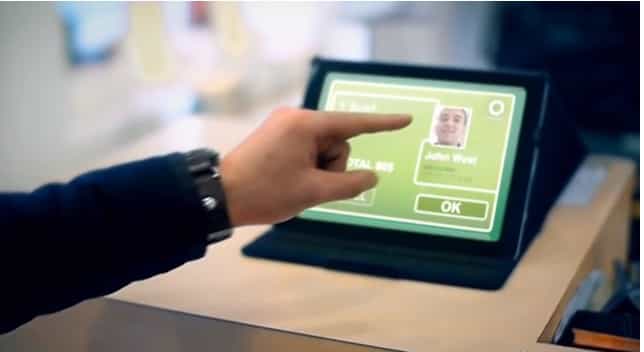 Pour valider un achat, le client doit cliquer cliquant « OK » sur l’écran tactile. Uniqul a précisé à Futura-Sciences que dans les cas où la reconnaissance faciale ne parviendra pas à identifier une personne enregistrée, celle-ci devra alors entrer un code secret. © Uniqul