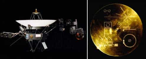 Un des sondes Voyager (à gauche) et un disque de cuivre plaqué or (à droite) ; chaque Voyager en renferme un ainsi qu'une cellule et une aiguille pour le lire. Le mode d'emploi se trouve sur la jaquette en aluminium du disque. Documents NASA