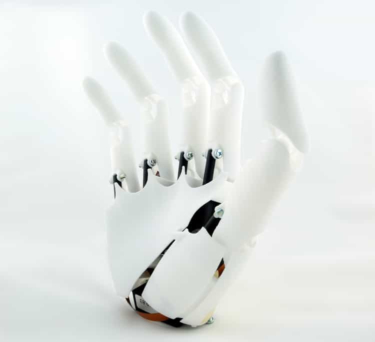 Youbionic, une jeune pousse italienne, a créé cette prothèse de main myoélectrique. Elle est fabriquée en plastique par impression 3D et la partie électronique est assurée par un microcontrôleur Arduino et des servomoteurs du commerce. L’appareillage complet ne coûterait pas plus d'un milier d'euros. © Youbionic