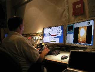 Astronome dans la salle de contrôle du LBT, le 12 Octobre 2005Crédit : Large Binocular Telescope Corporation