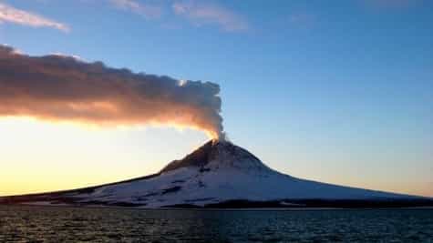 Le Mont Augustine, le 26 mars 2006. Retour au calme après la période éruptive. &copy;Crédit : Alaska Volcano Observatory/USGS