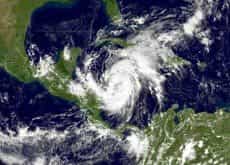 Wilma se renforce sur la mer des Caraïbes et progresse en direction du Golf du Mexique