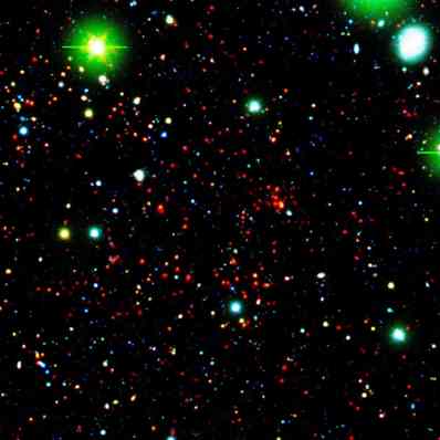 Spitzer observant un amas galactique, situé à 8.15 milliards d'années-lumière de la Terre. Au total, l'équipe en a localisé 25. (Crédits : NASA/JPL-Caltech/UCDavis/Lawrence Livermore National Laboratory)