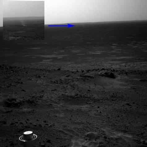 Le tourbillon de poussière observé par Spirit et situé en contre bas du rover.