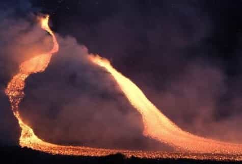 L'Etna, le 14 juillet 2006, éjectant des millions de tonnes de lave, dont on ne savait pas encore qu'elles pourraient avoir un intérêt industriel… Crédit : INVG