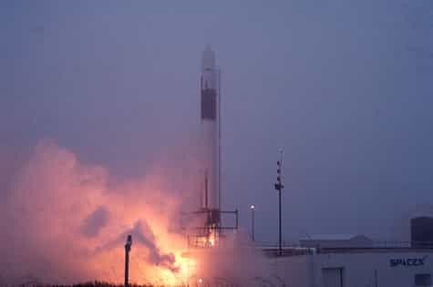 Le lanceur Falcon 1 allume son premier étage durant un test sur la base de Vandenberg de l'US Air Force en Californie.