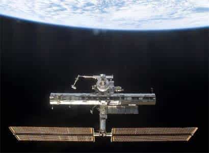 La station spatiale internationale, après la mission STS-113 (décembre 2002). Crédits : NASA.