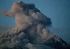 Le volcan Merapi, dimanche dernier, rejetant d'épais nuages