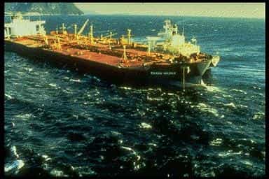 L'Exxon Valdez, à l'origine de l'une des pires marées noires de l'histoire(Crédits : NOAA)