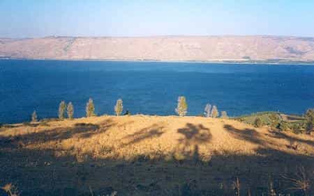 Mer de Galilée - (lac de Tibériade / Kinneret) Vue vers l'est depuis la côte ouest au-dessus de Tibériade. Au fond, le plateau du Golan