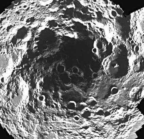 Le pôle sud lunaire et le cratère Shackleton vus par la mission Clementine. Cette zone était, jusqu'il y a peu, suspectée de renfermer une forte concentration d'eau.