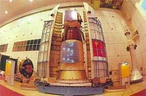 Le vaisseau Shenzhou 5 en cours d'intégration en salle blanche. A droite, on observe la "tour de sauvetage".crédit : source privée