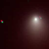 Cette image en fausses couleurs de la comète 9P/Tempel 1 a été acquise dans la nuit du 4 au 5 mai 2005 par le télescope NTT (ESO) de 3,5 m alors que la comète se situait à quelque 100 millions de km de la Terre. La coma s'étend sur plus de 30.000 km et le