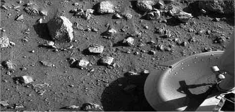 Première image du sol de Mars prise par Viking 1, juste une minute après son atterrissage le 20 juillet 1976.