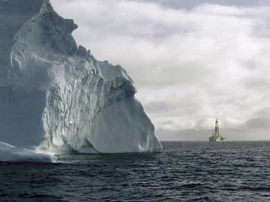 Le navire scientifique de forage JOIDES Resolution arrive près des côtes antarctiques. La photo date de 2010, lorsque le navire s'est rendu au pôle Sud pour effectuer des forages glaciaires. © IODP