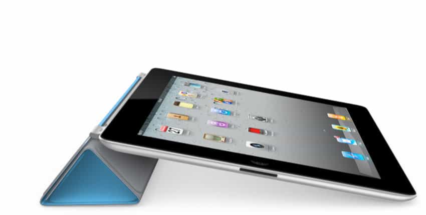 L'iPad 2 tenu incliné grâce au Smartcover replié. © Apple