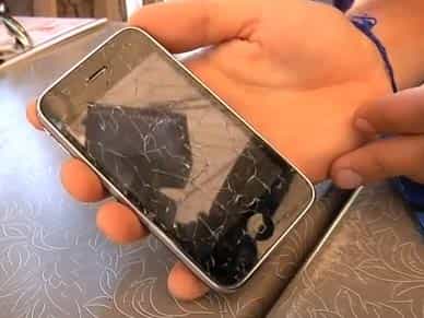 Ecran brisé d'un Iphone. Crédits DR
