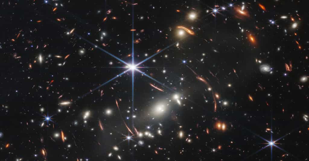 La puissance du télescope spatial James-Webb — ici, le premier champ profond capturé par l’instrument — a permis aux astronomes de l’université du Minnesota (États-Unis) d’étudier une étonnante galaxie aux balbutiements de notre Univers. © Nasa, ESA, CSA et STScI