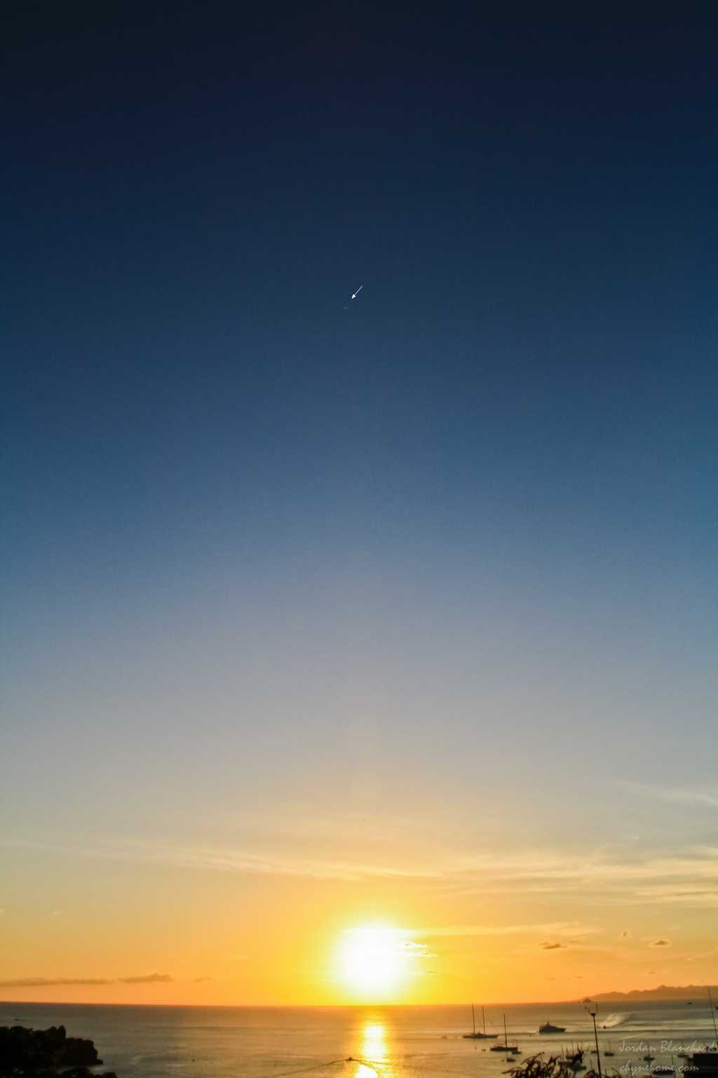 Notre bonne vieille Terre, le Soleil couchant et le fin croissant lunaire, un trio exceptionnellement réuni sous le ciel des Antilles. © J. Blanchard