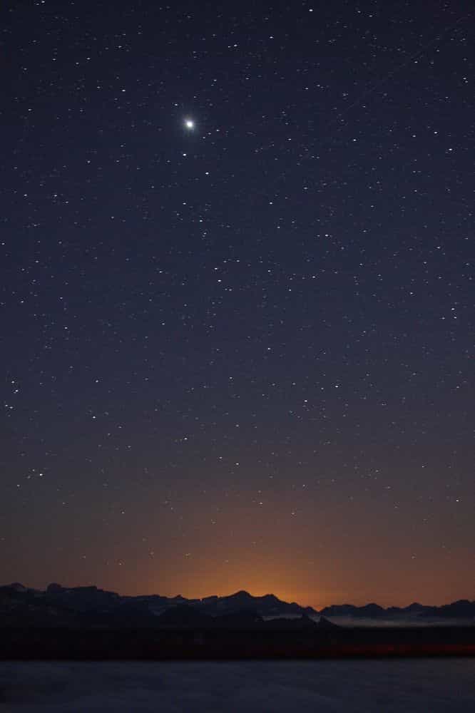 Le point éclatant de Jupiter dans le ciel de l'été. Cliché de X. Plouchart réalisé fin juillet depuis l'Observatoire du Pic du Midi.
 