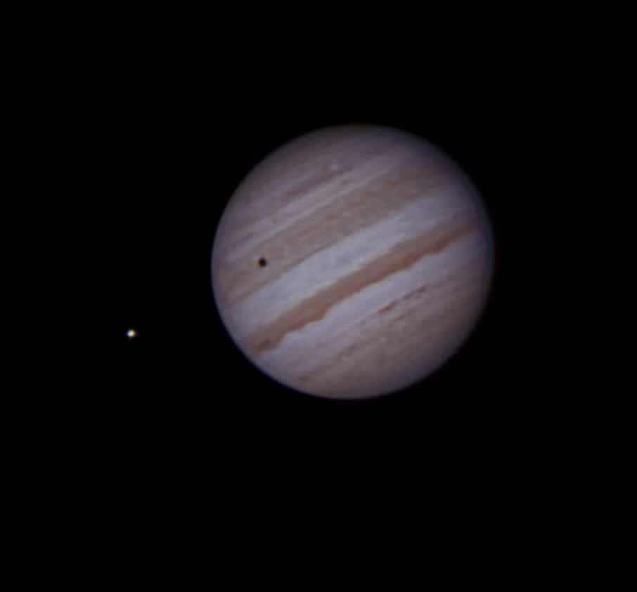 Le 26 juillet avant l'aube, Jupiter révélait la complexité de ses bandes nuageuses alors qu'un de ses satellites projetait son ombre sur le globe de la planète. © J. Blanchard

