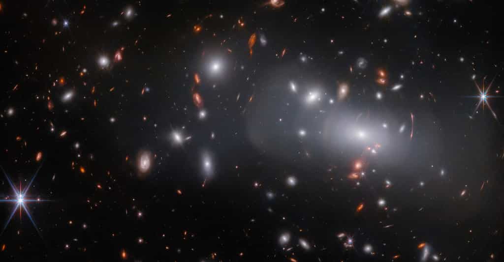 Pas de défaut optique sur le télescope spatial James-Webb. Simplement, un effet de lentille gravitationnel qui fait apparaître à l’image, au centre à droite, trois représentations différentes d’une seule et unique galaxie. © ESA, Webb, Nasa &amp; CSA, P. Kelly