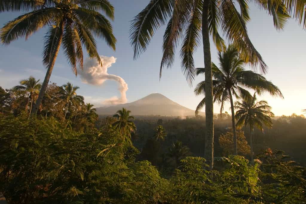 Ce n’est pas la première fois que le volcan Kelud se réveille. Grâce aux outils d’aujourd’hui, les volcanologues ont pu limiter les pertes humaines et économiques de l’éruption de février 2014. © Jeff_Werner, Flickr, cc by nc sa 2.0